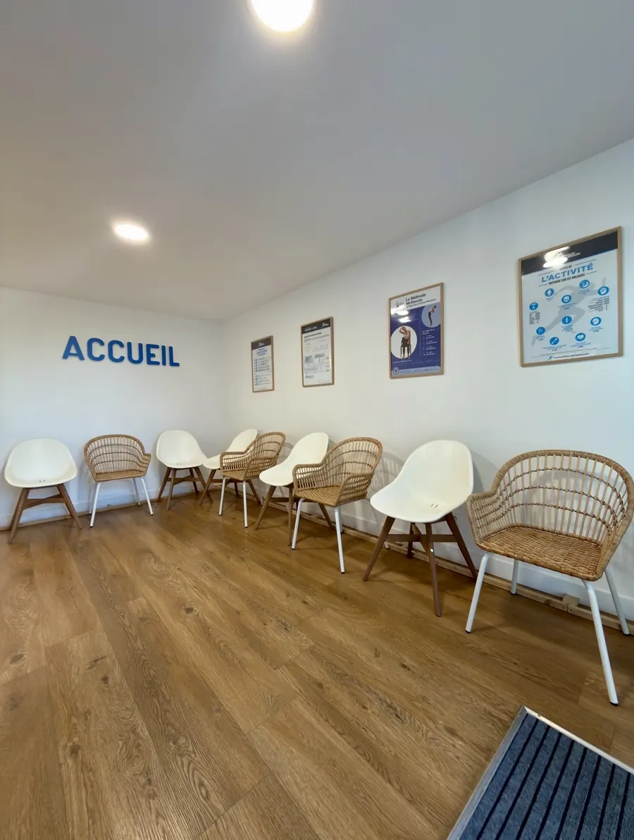 La salle d'attente du cabinet, avec le mot Accueil peint en bleu sur le mur blanc